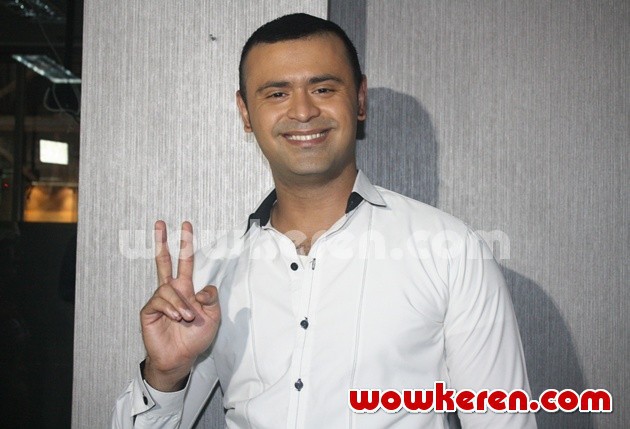 Gambar Foto Mike Lucock Disela Syuting Film 'Merry Riana: Mimpi Sejuta Dolar'