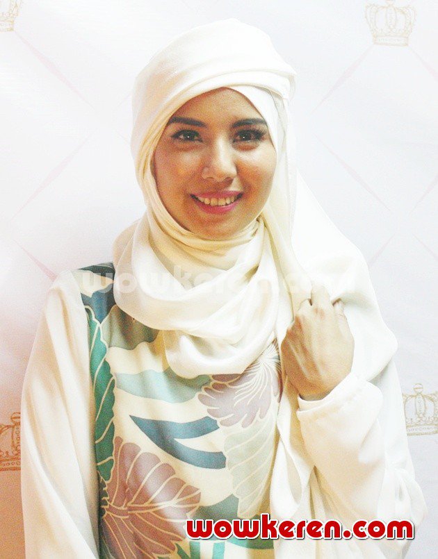 Gambar Foto Tya Ariestya Cantik Mengenakan Hijab