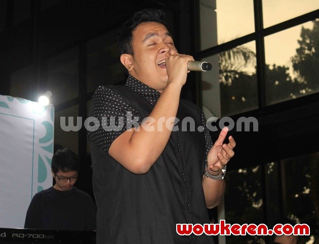 Gambar Foto Tulus Ditunjuk Karena Jadi Penyanyi Favorit Para Pecinta Wardah