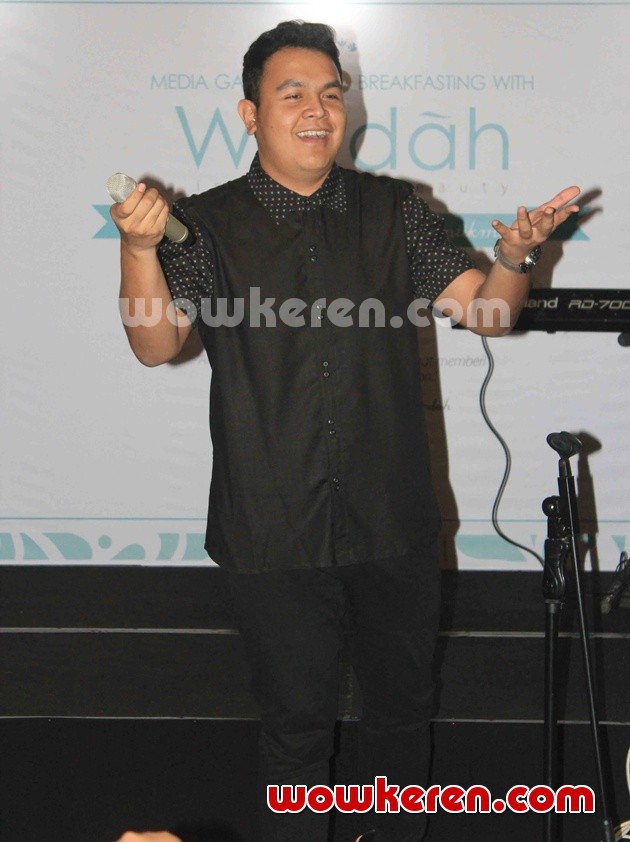 Gambar Foto Penampilan Tulus di Peluncuran Kampanye Sosial Wardah 'Be Inspiring'