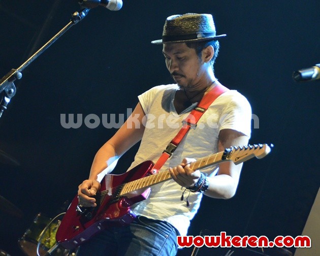 Gambar Foto Penampilan Ridho Slank di Konser 7 Hari untuk Kemenangan Rakyat