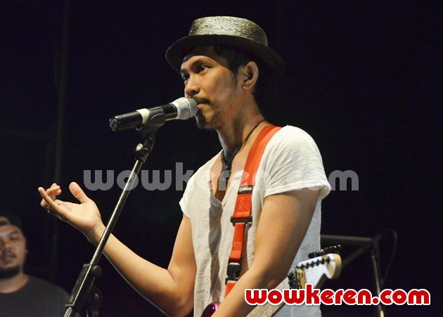 Gambar Foto Penampilan Ridho Slank di Konser 7 Hari untuk Kemenangan Rakyat