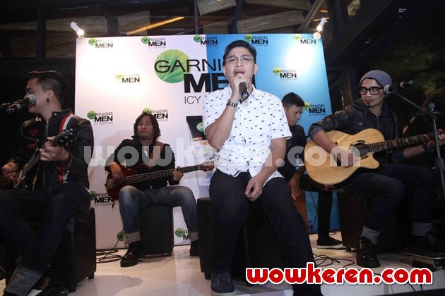 Gambar Foto Ungu Menghibur dalam Peluncuran Produk Perawatan Muka Khusus Pria