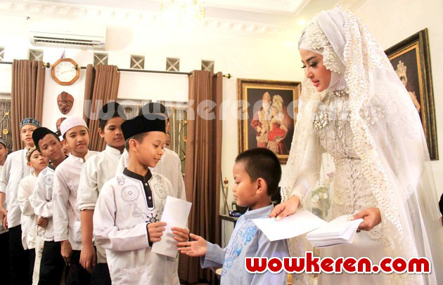 Gambar Foto Dewi Persik Berikan Santunan pada Anak-Anak Yatim Piatu