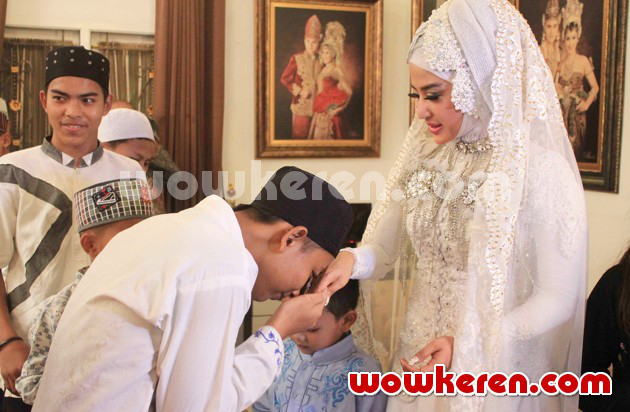 Gambar Foto Dewi Persik Senang Bisa Berbagi dengan Anak-Anak Yatim Piatu