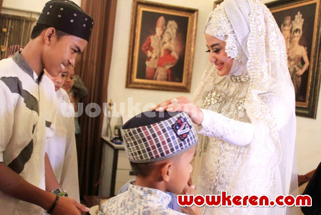 Gambar Foto Dewi Persik Berbagi dengan Anak-Anak Yatim Piatu yang Hadir