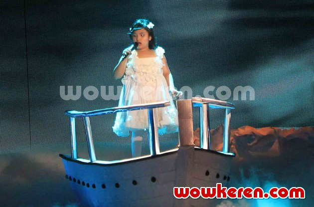Gambar Foto Putri Ariani Nyanyikan Lagu 'My Heart Wil Go On' di Grand Final 'Indonesia's Got Talent'