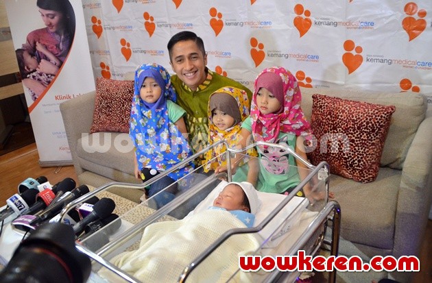 Gambar Foto Irfan Hakim Bersama Ketiga Putri dan Putra Pertamanya