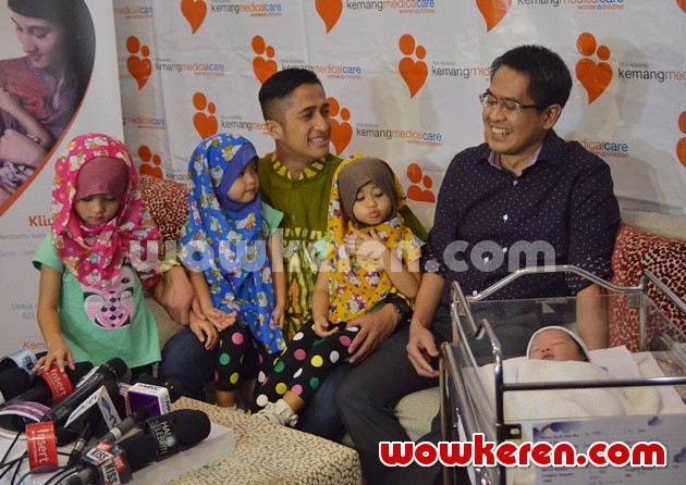 Gambar Foto Irfan Hakim Berikan Keterangan Pers