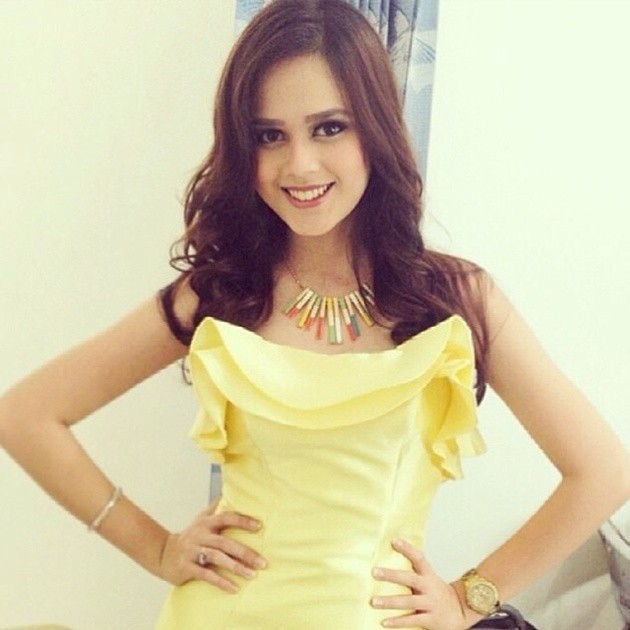 Gambar Foto Cut Meyriska Berpose Dengan Gaun Berwarna Kuning