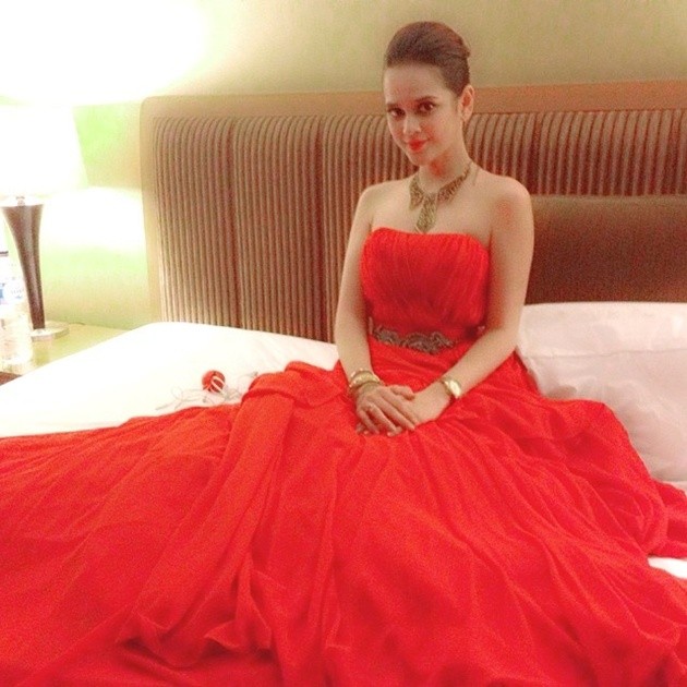 Gambar Foto Cut Meyriska Cantik Mengenakan Gaun Berwarna Merah