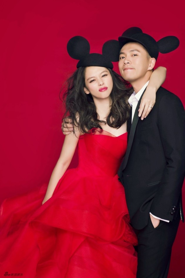 Gambar Foto Vivian Hsu dan Sean Lee Kenakan Topi Telinga Mickey Mouse
