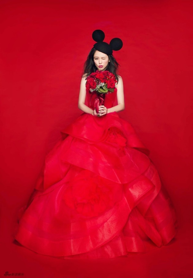 Gambar Foto Vivian Hsu Berpose Kenakan Gaun Merah