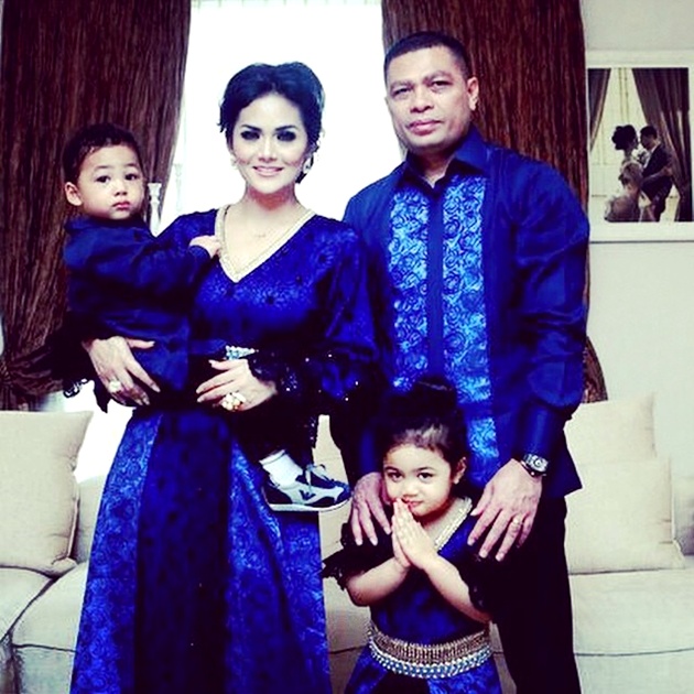 Gambar Foto Krisdayanti, Raul Lemos Lengkap dengan Anak-anak