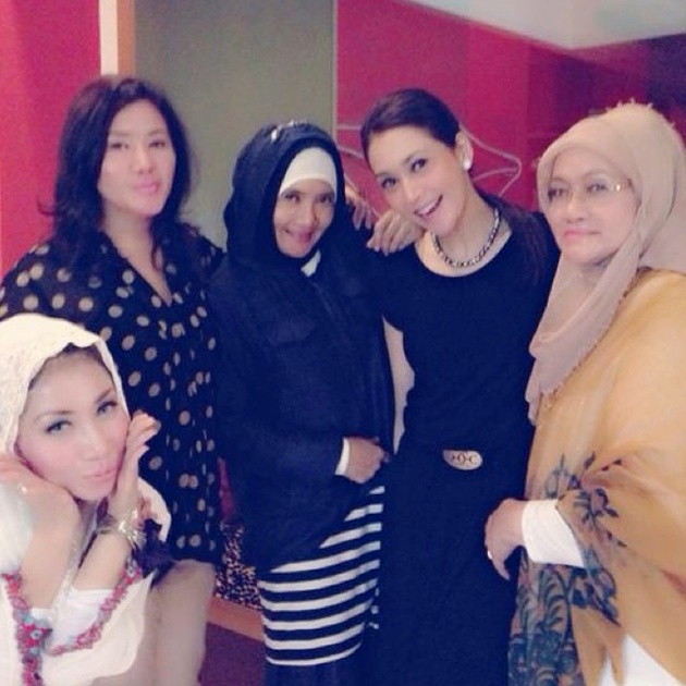 Gambar Foto Maia Estianty Dikelilingi Saudari dan Ibunda