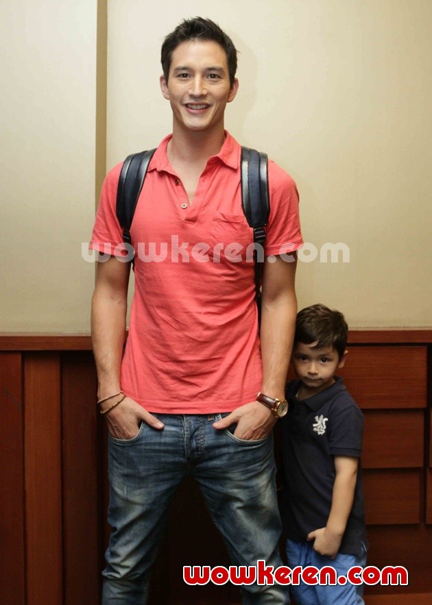 Gambar Foto Mike Lewis di Gala Premier 'Suka-Suka Super 7 & Idola Cilik dalam Habis Gelap Menuju Terang'