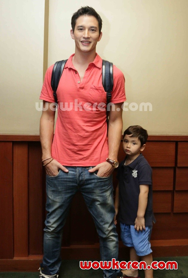 Gambar Foto Mike Lewis di Gala Premier 'Suka-Suka Super 7 & Idola Cilik dalam Habis Gelap Menuju Terang'