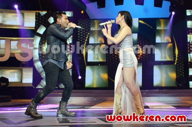 Gambar Foto Judika Berduet dengan Dewi Persik di Konser 'Forza Juventus'