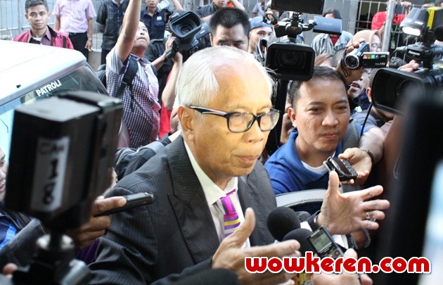 Gambar Foto O.C. Kaligis Memberi Keterangan Terkait Kasus Penyekapan Marshanda