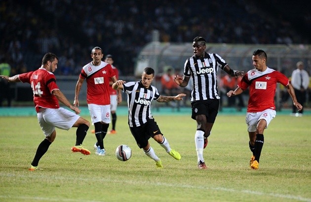 Gambar Foto Sebastian Giovinco dan Paul Pogba Dihadang Pemain ISL All Star