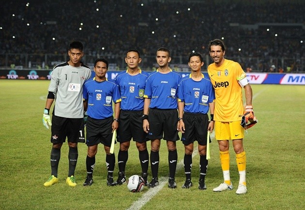 Gambar Foto Kurnia Meiga dan Gianluigi Buffon Bersama Hakim Garis