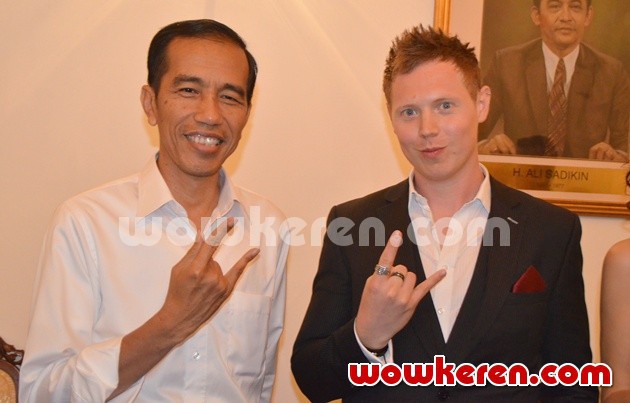 Gambar Foto Matt Hart Gitaris Arkarna Kunjungi Jokowi di Balai Kota DKI Jakarta