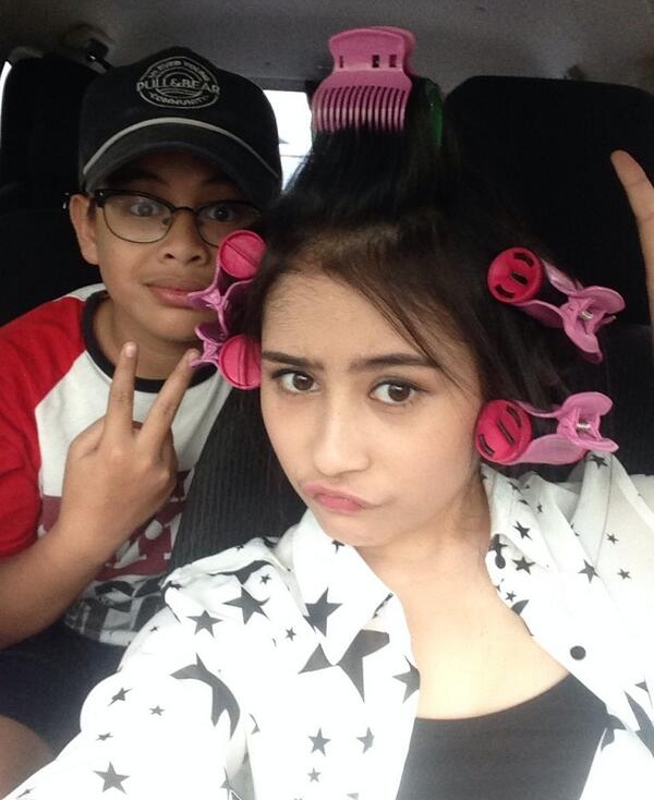 Gambar Foto Prilly Latuconsina Bersama Adiknya