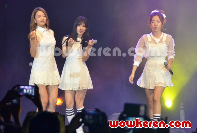 Gambar Foto A Pink Saat Tampil di 'White Concert'