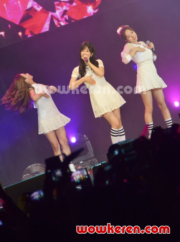 Gambar Foto Penampilan A Pink di 'White Concert'