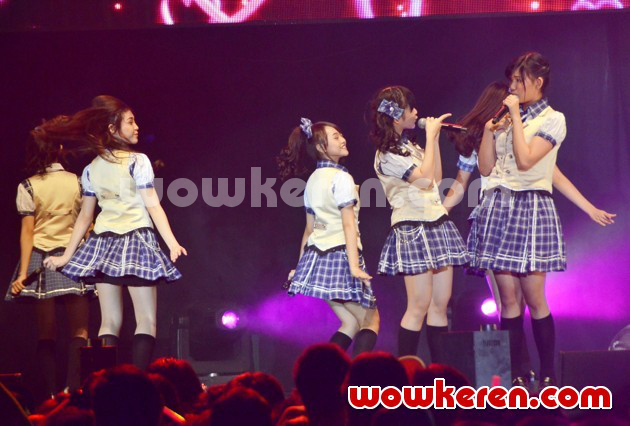 Gambar Foto Aksi Panggung JKT48 di 'White Concert'