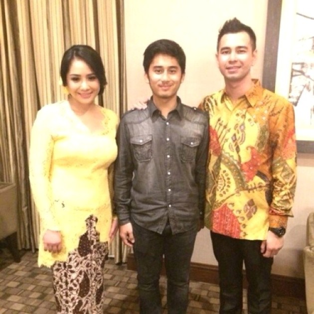 Gambar Foto Raffi Ahmad dan Nagita Slavina Bersama Alshad Kautsar Ahmad