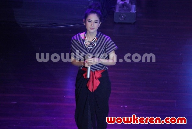 Gambar Foto Maudy Ayunda Bawakan Lagu 'Stay With Me' di Konser Youthnesian 2014