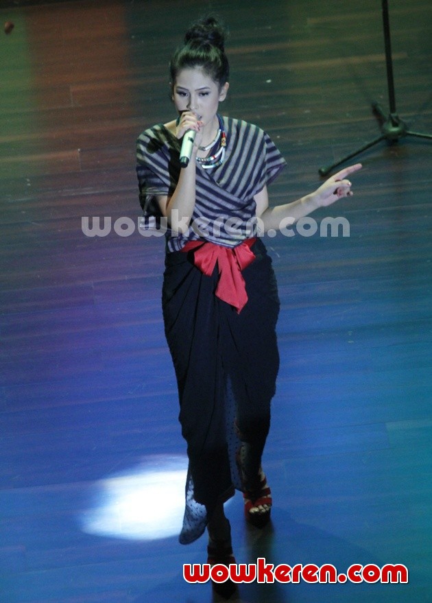 Gambar Foto Maudy Ayunda Bawakan Lagu 'Stay With Me' di Konser Youthnesian 2014