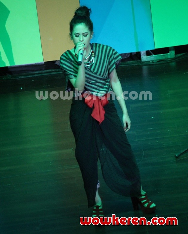 Gambar Foto Maudy Ayunda Percaya Diri di Konser Youthnesian 2014
