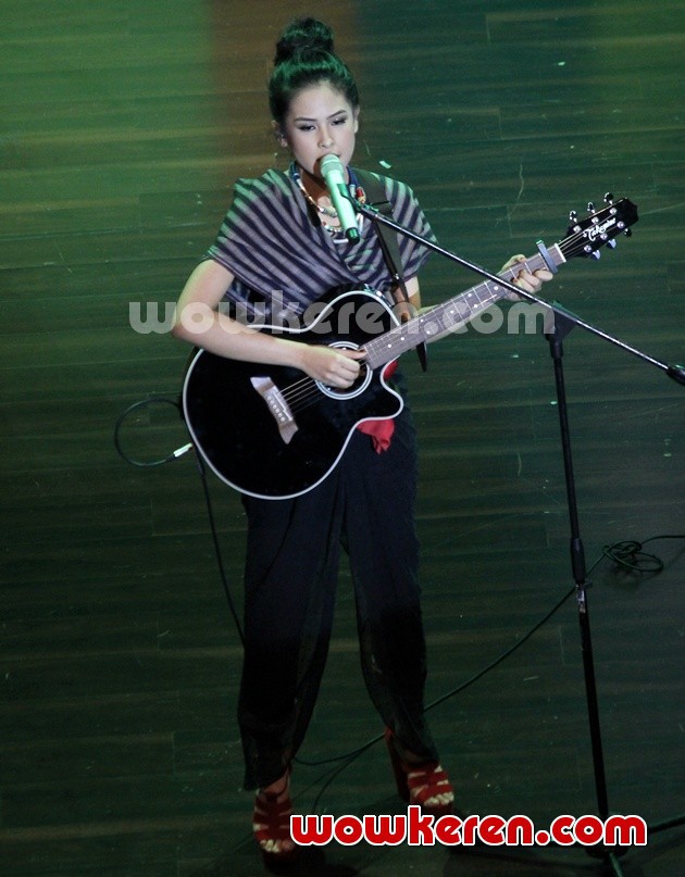 Gambar Foto Maudy Ayunda Percaya Diri di Konser Youthnesian 2014