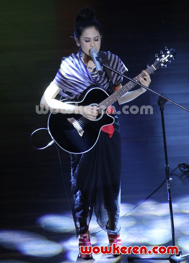 Gambar Foto Maudy Ayunda Bawakan Lagu 'Stay With Me' di Konser Youthnesian 2014
