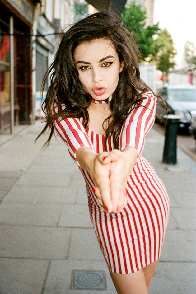 Gambar Foto Charli XCX Photoshoot