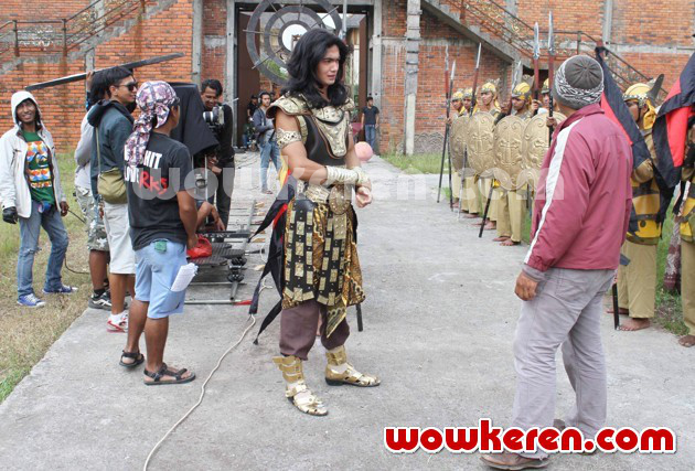 Gambar Foto Dave Swatt Saat Proses Syuting Serial 'Ksatria Pandawa 5'