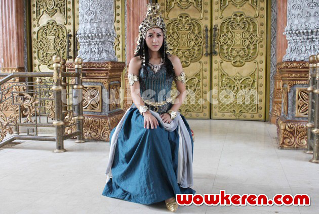 Gambar Foto Errina GD Saat Proses Syuting Serial 'Ksatria Pandawa 5'