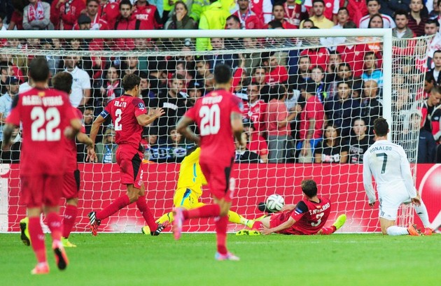 Gambar Foto Cristiano Ronaldo Saat Mencetak Gol untuk Real Madrid