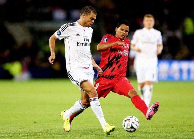 Gambar Foto Pepe Saat Berebut Bola dengan Carlos Bacca