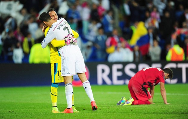 Gambar Foto Cristiano Ronaldo Memeluk Kiper Sevilla Beto