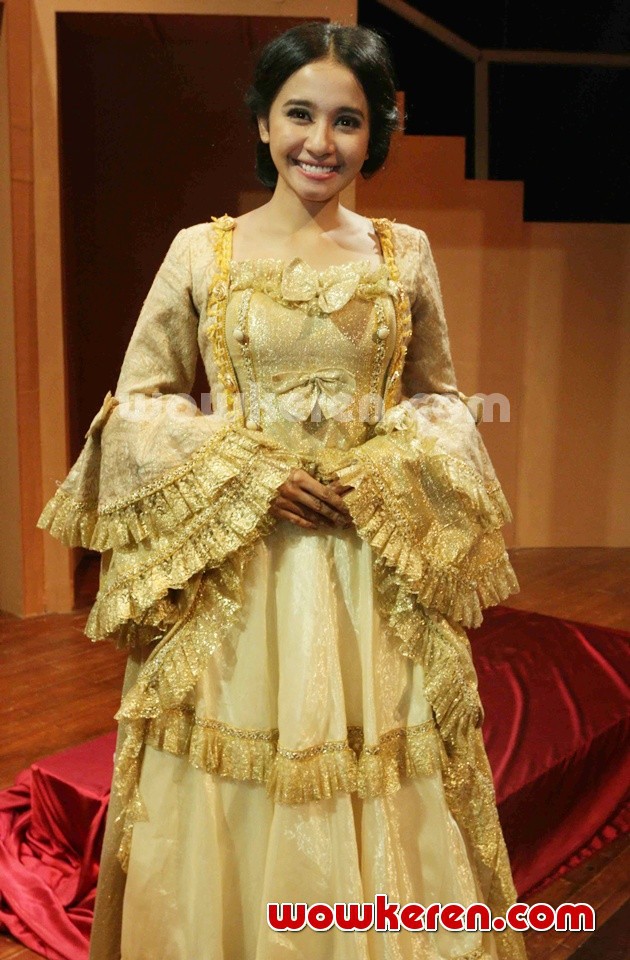 Gambar Foto Laudya Cynthia Bella Cantik Bergaun Victorian