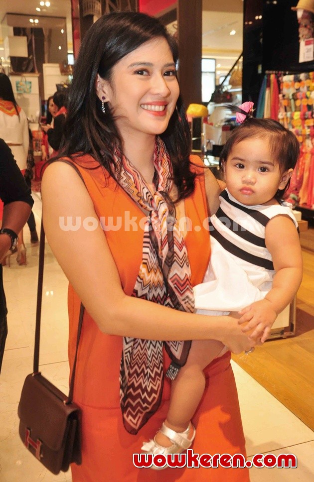 Gambar Foto Dian Sastro di Peluncuran Buku 'Moms and The City'