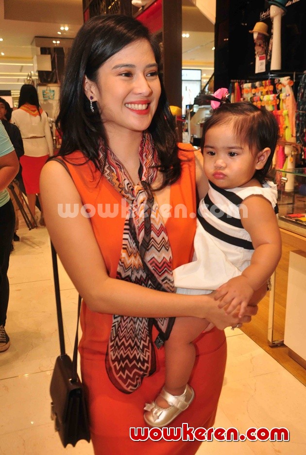 Gambar Foto Dian Sastro Bawa Serta Putrinya
