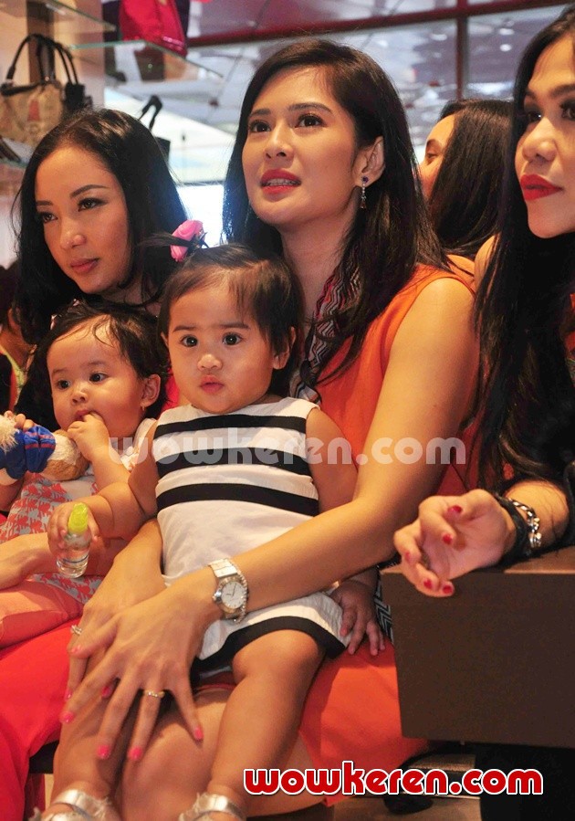 Gambar Foto Dian Sastro di Peluncuran Buku 'Moms and The City'