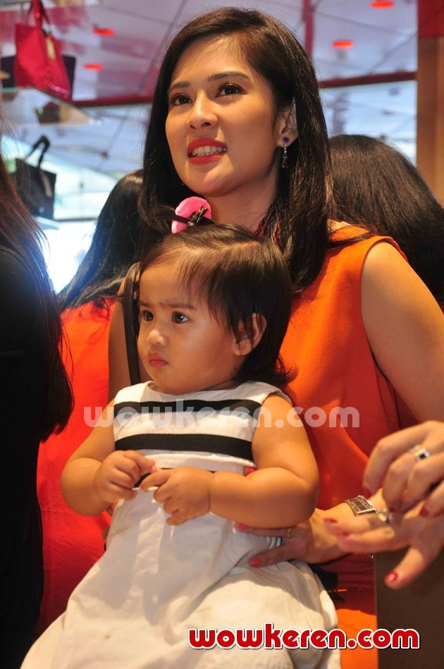 Gambar Foto Dian Sastro di Peluncuran Buku 'Moms and The City'