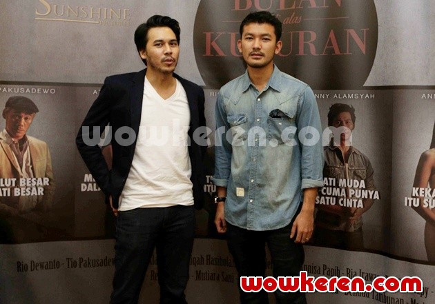 Gambar Foto Donny Alamsyah dan Rio Dewanto di Syukuran Film 'Bulan di Atas Kuburan'
