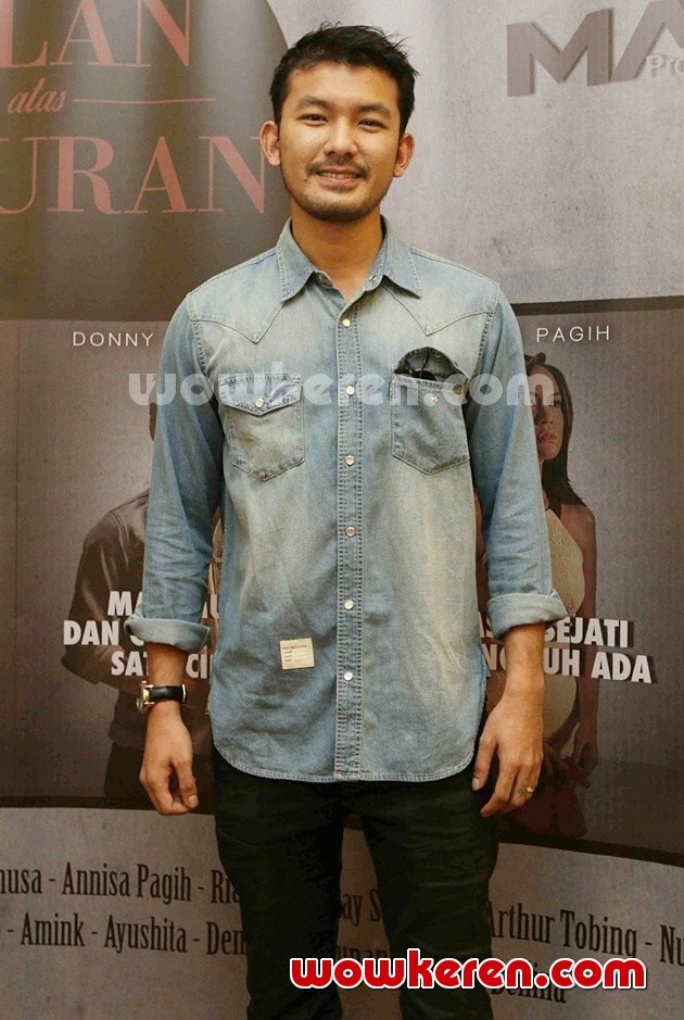 Gambar Foto Rio Dewanto Hadir di Syukuran Film 'Bulan di Atas Kuburan'