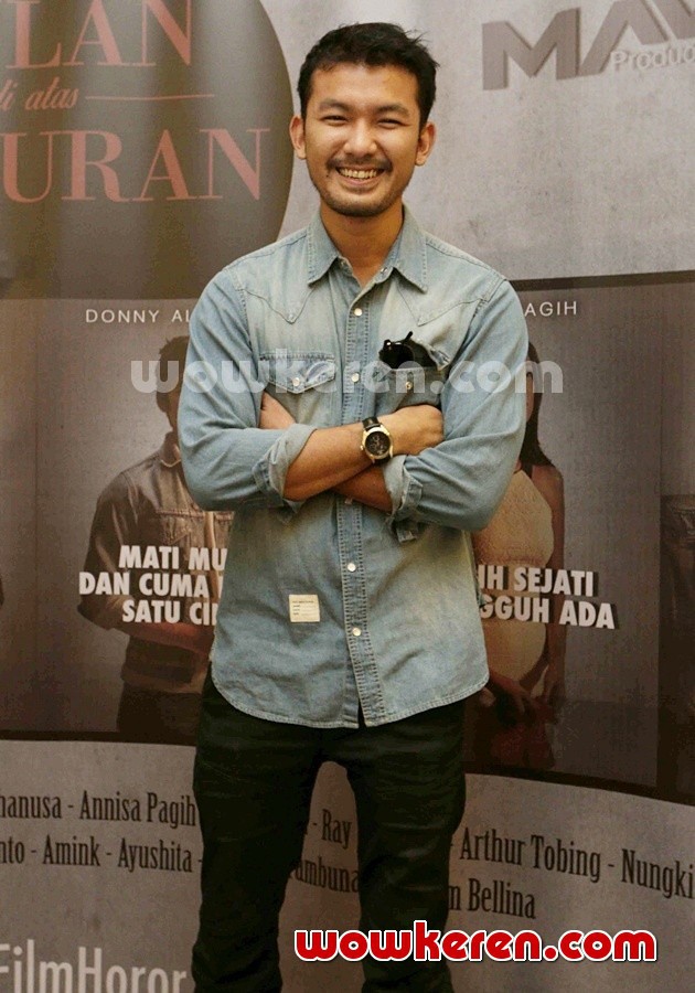Gambar Foto Rio Dewanto Hadir di Syukuran Film 'Bulan di Atas Kuburan'